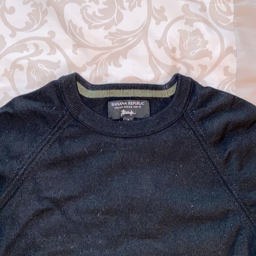 Slim fit black wool sweater